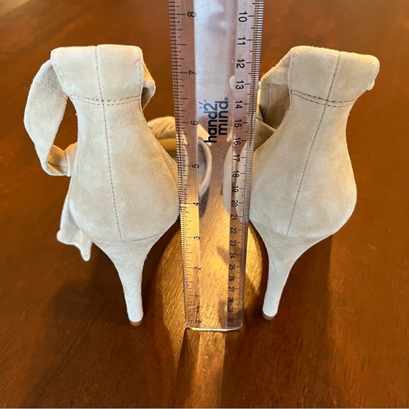 Gianna Bini Stiletto suede heels Size 8.5 Beige/Sand - Picture 5 of 7